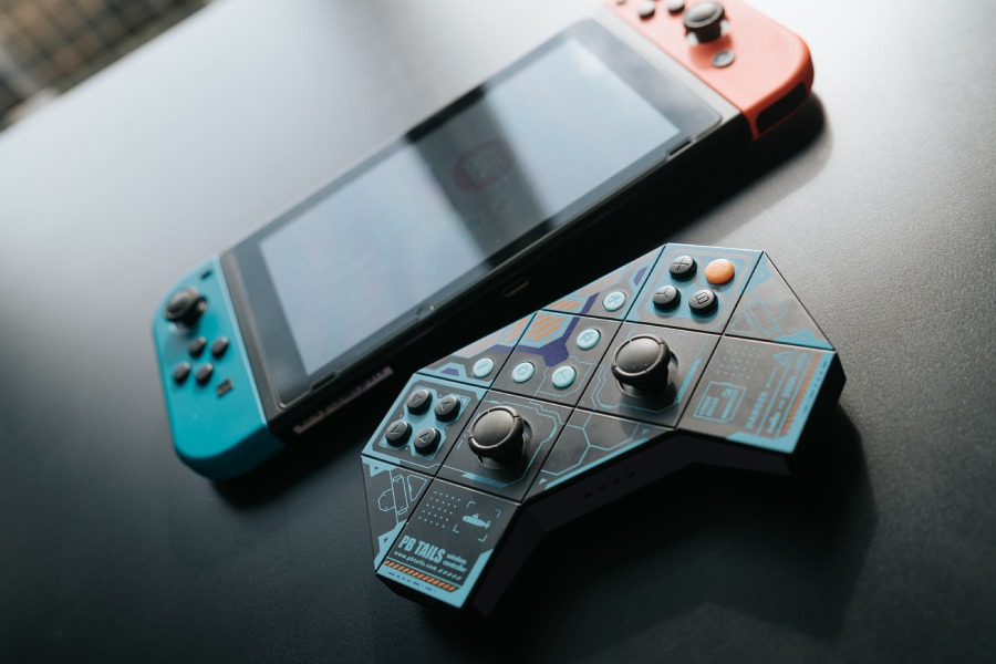 gamepad PB Tails CHOC 2.0 na tle nintendo switch