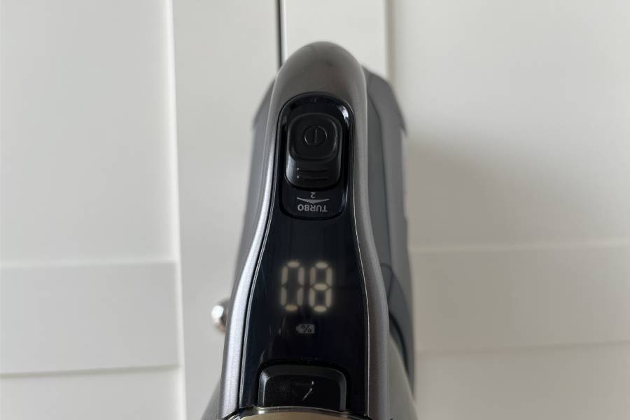 Jeśli chodzi o baterię Philipsa 8000 Aqua Plus, mamy do czynienia z gigantem, bo naładowana do pełna wytrzymuje – zgodnie z deklaracją producenta – do około 80 minut sprzątania.