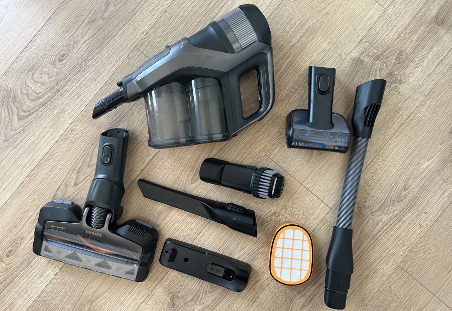 Jest naprawdę bogato. Otrzymujemy aż nadto elementów i wygląda to naprawdę bardzo dobrze. Odkurzacz jest zrobiony głównie z plastiku i sprawia wrażenie bardzo prostego, ale także solidnego. Wszystkie elementy są porządnie dopasowane.