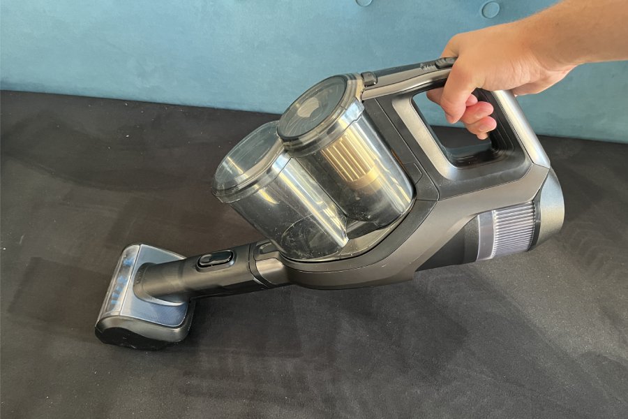 Główną końcówką jest elektroszczotka 360 z podświetleniem LED. Oczywiście 360 stopni obrotu to za dużo powiedziane, aczkolwiek faktycznie jest to końcówka bardzo podatna na manipulację.