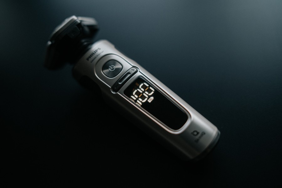 golarka Philips Shaver S9000 Prestige SP988336 leży na stole