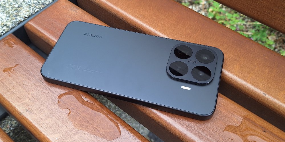 Czarny telefon Xiaomi 17T pro leży na ławce.