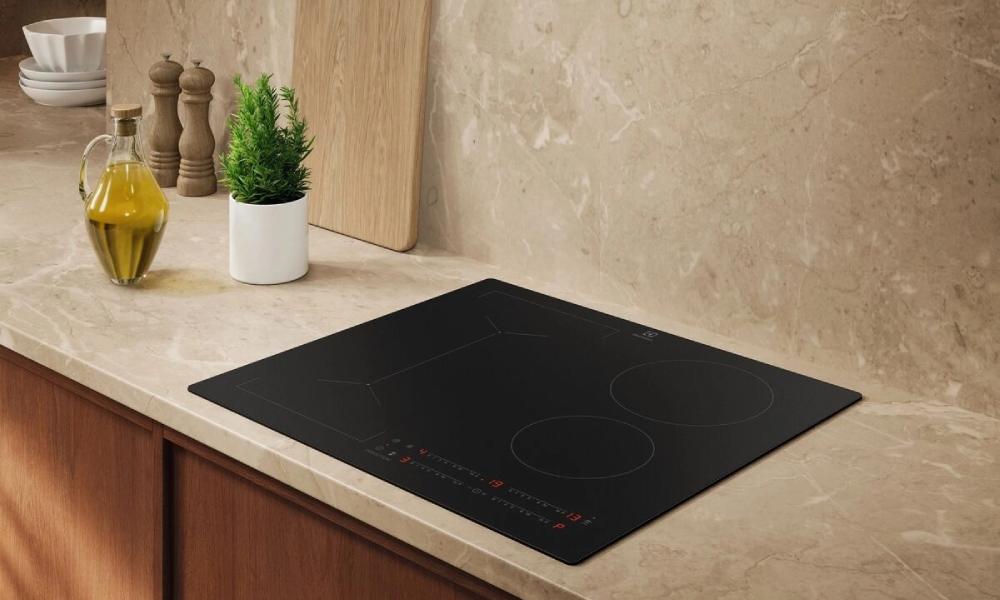 Czarna matowa płyta indukcyjna Electrolux z serii SaphirMatt SE odporna na zarysowania.