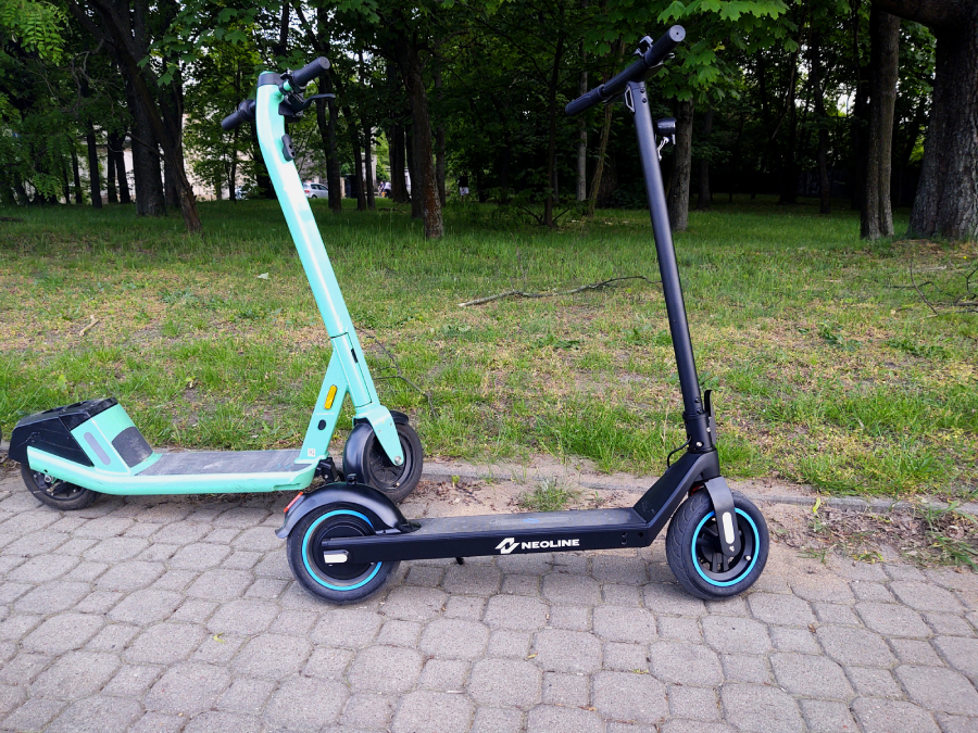 Hulajnoga elektryczna Neoline T28 jest po prostu duża. Jest niewiele mniejsza od popularnych hulajn&oacute;g elektrycznych, kt&oacute;re można wypożyczać na minuty.