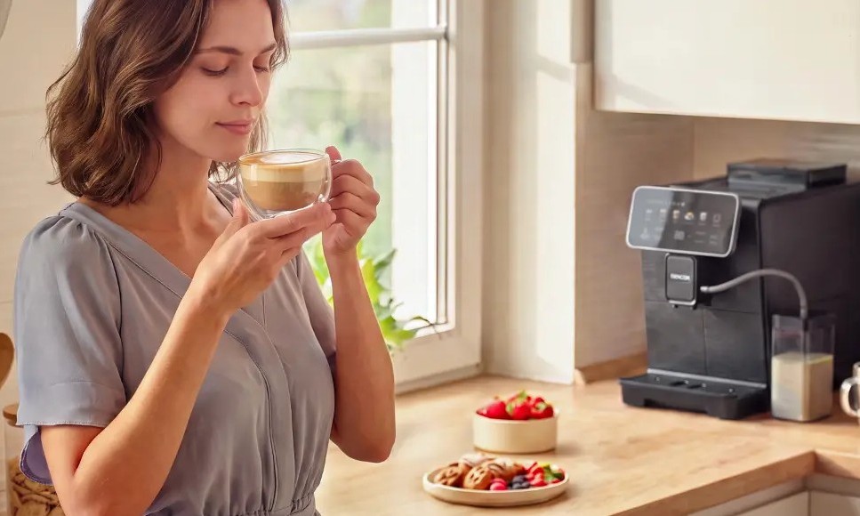 kobieta pije cappuccino przygotowane w ekspresie Sencor ENZE