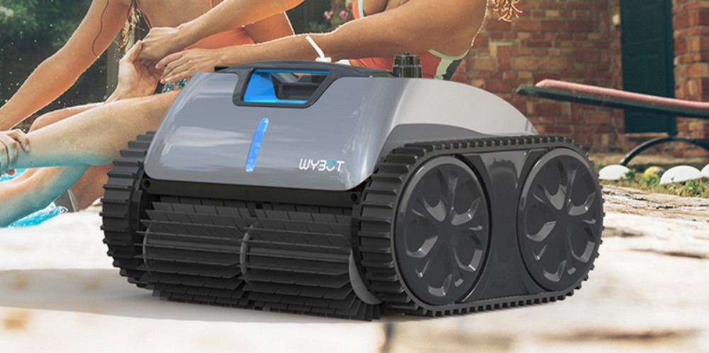 robot wybot c1 pro stoi na brzegu basenu
