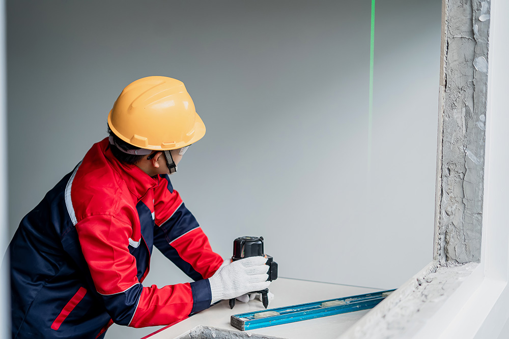 poziomnica-laserowa-na-budowie-budowniczy-mierzy