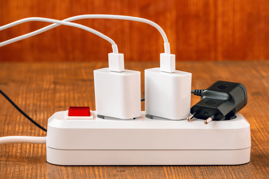 By oszczędzać prąd, wyłączaj listwę zasilającą lub wyciągaj wtyczkę z gniazdka, gdy skończysz używać danego sprzętu