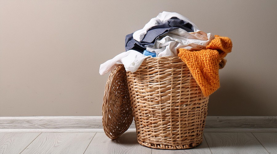 Brudne ubrania czekające na pranie