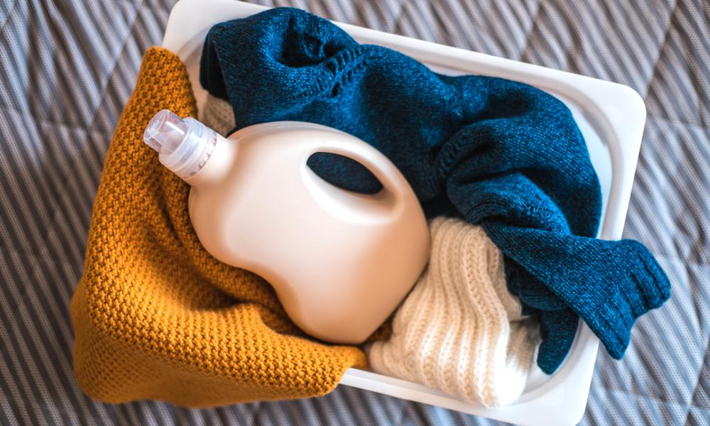 wełniane swetry i detergent do ich prania