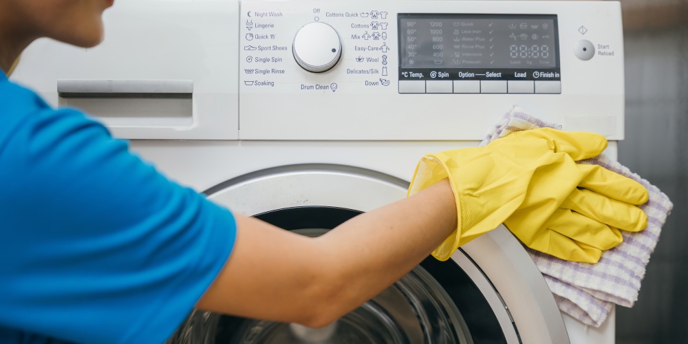 kobieta myje obudowę nowej pralki