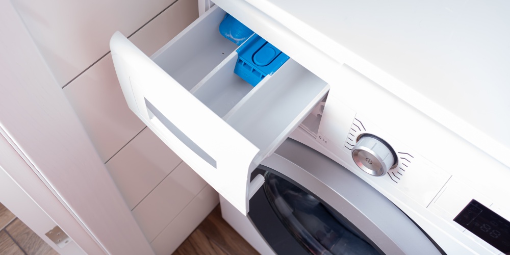 widok na dozonik detergentu w pralce