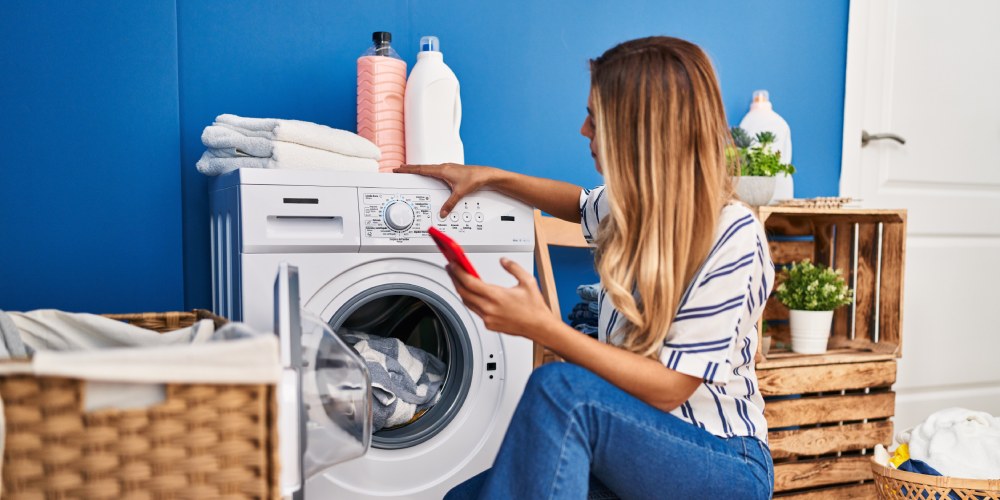 kobieta robi pranie w pralce