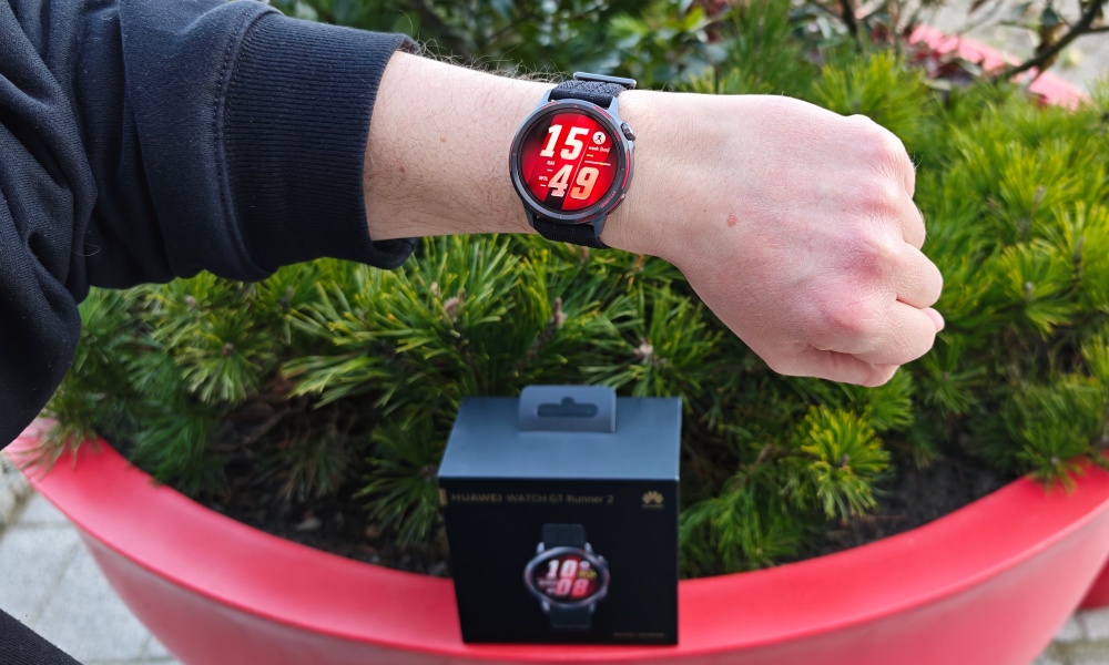 Na dłoni smartwatch Huawei Watch GT Runner 2