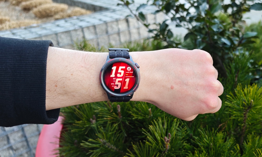 Zegarek Huawei Watch GT Runner 2 na dłoni