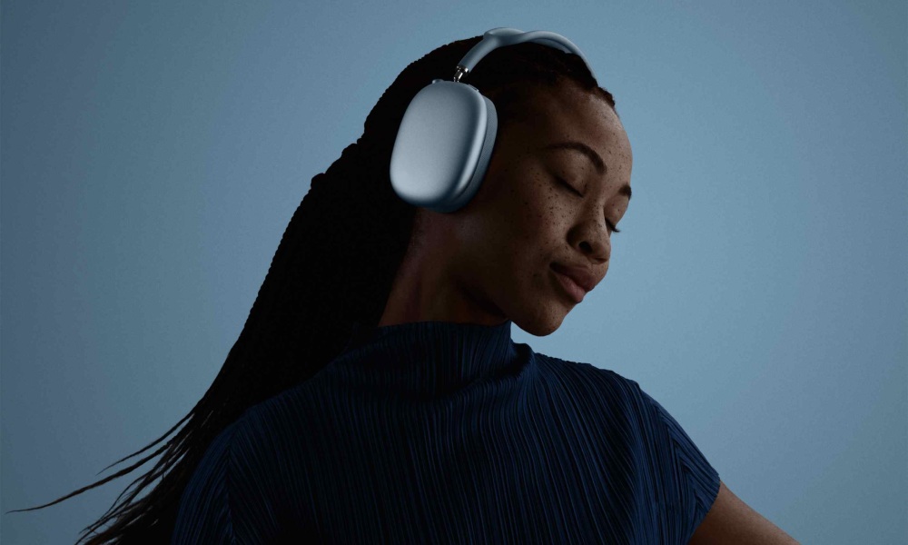 kobieta w słuchawkach apple airpods max 2