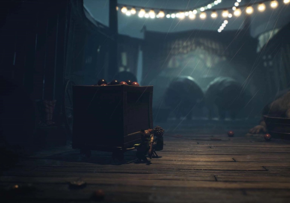 Postacie z Little Nightmares III ukrywaja sie za skrzynia