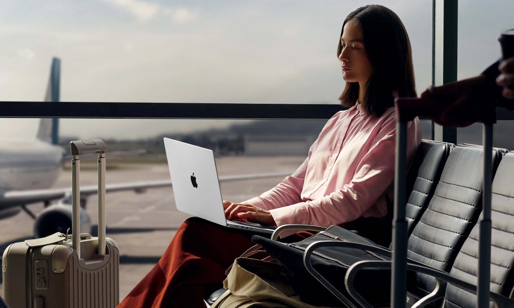 kobieta z laptopem apple macbook