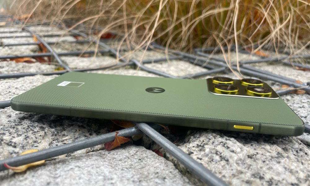 smartfon motorola edge 70 w kolorze pantone bronze green