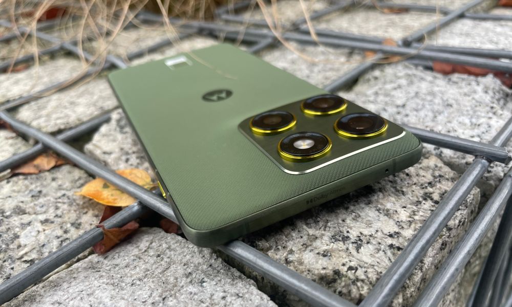 smartfon motorola edge 70 w kolorze pantone bronze green