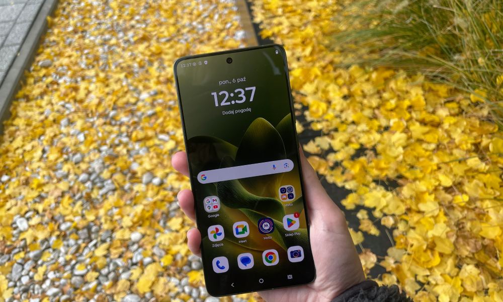 wyświetlacz w smartfonie motorola edge 70