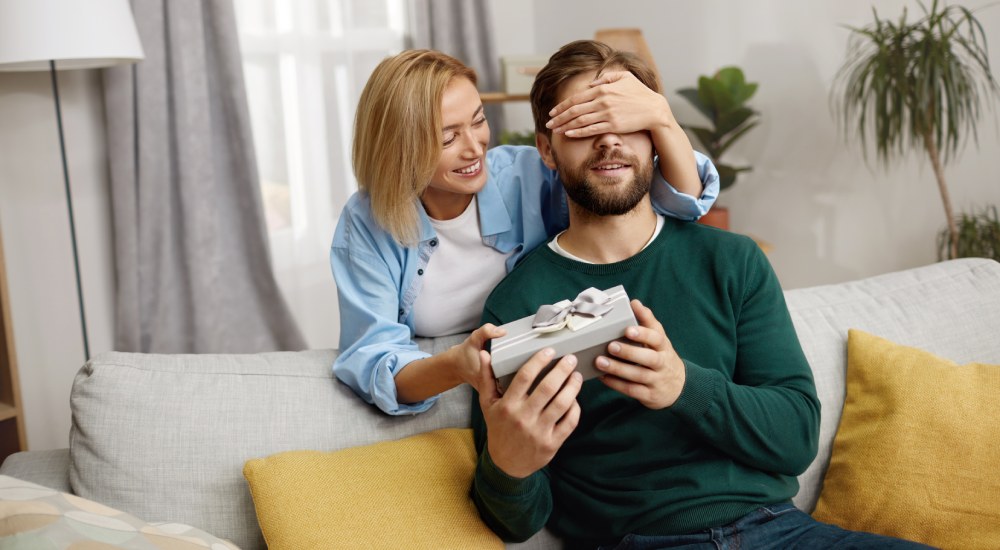 mężczyzna otrzymuje prezent od kobiety