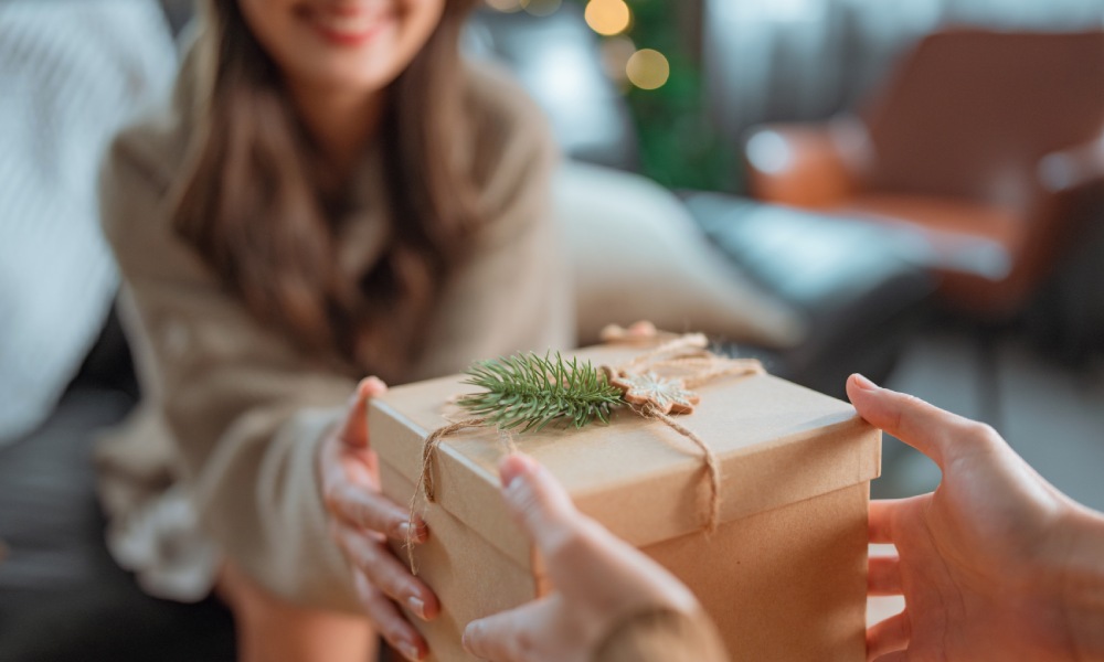 dziewczyna otrzymuje zapakowany prezent