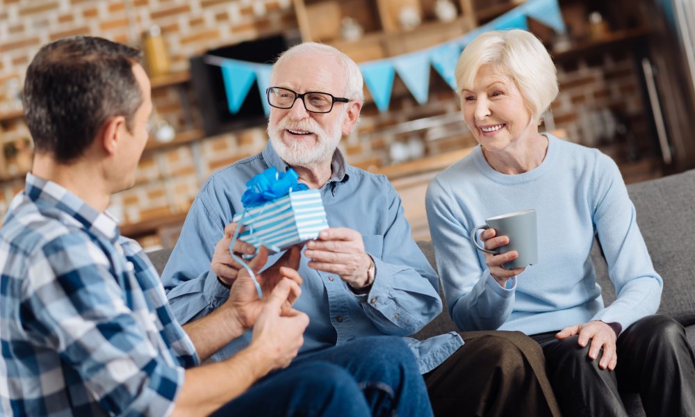rodzice otrzymują prezent od dorosłego syna