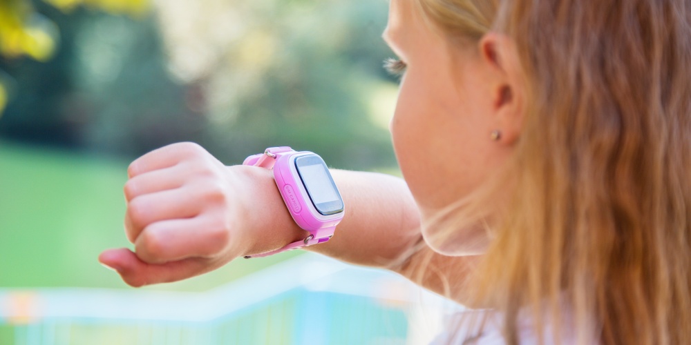 prezent na komunię dla dziewczynki - smartwatch - dziewczynka z zegarkiem na ręce