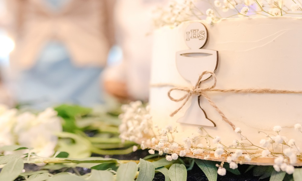 prezent na komunię dla dziewczynki - tort komunijny