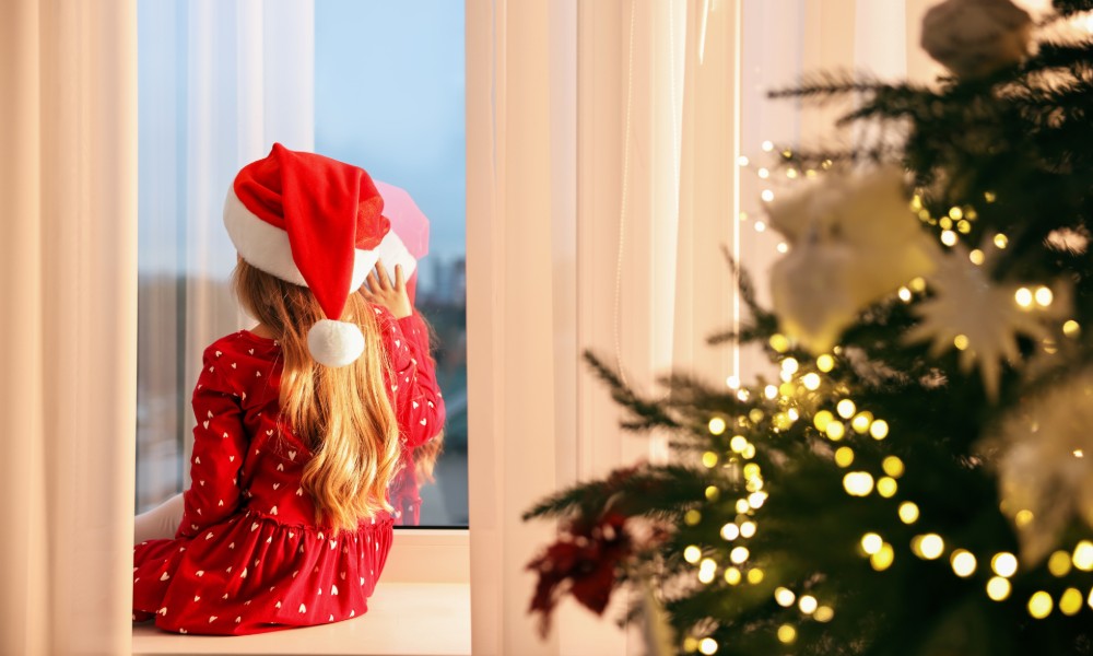 Dziewczynka wyglądająca mikołaja
