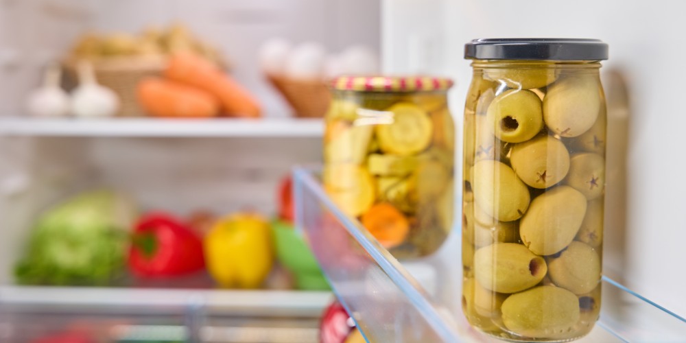 Słoiki na drzwiczkach lod&oacute;wki