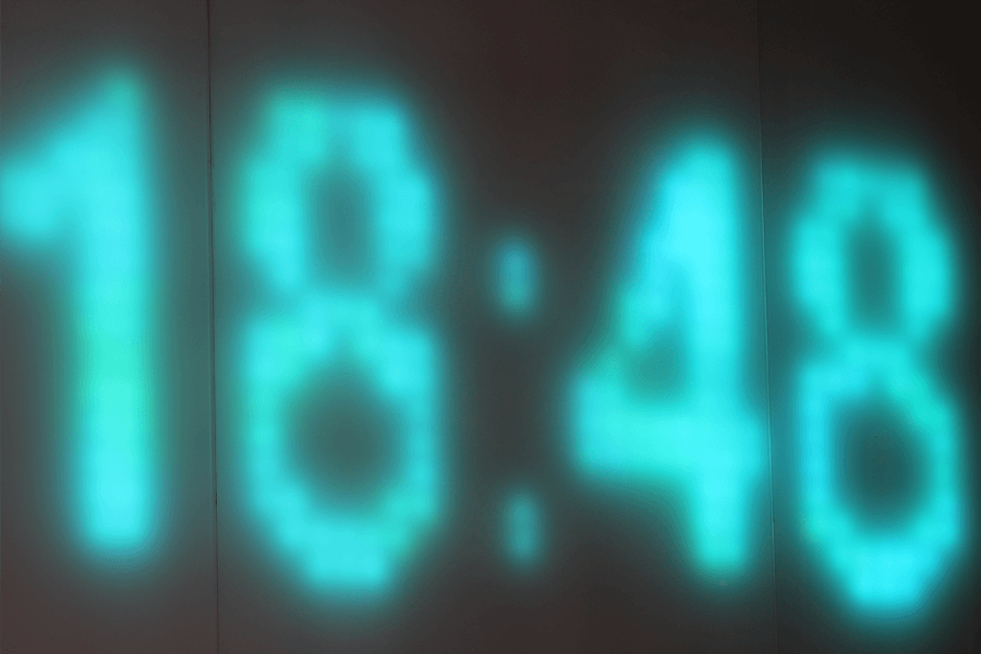 Budzik elektroniczny z projektorem może być niezwykle przydatny dla seniorów.