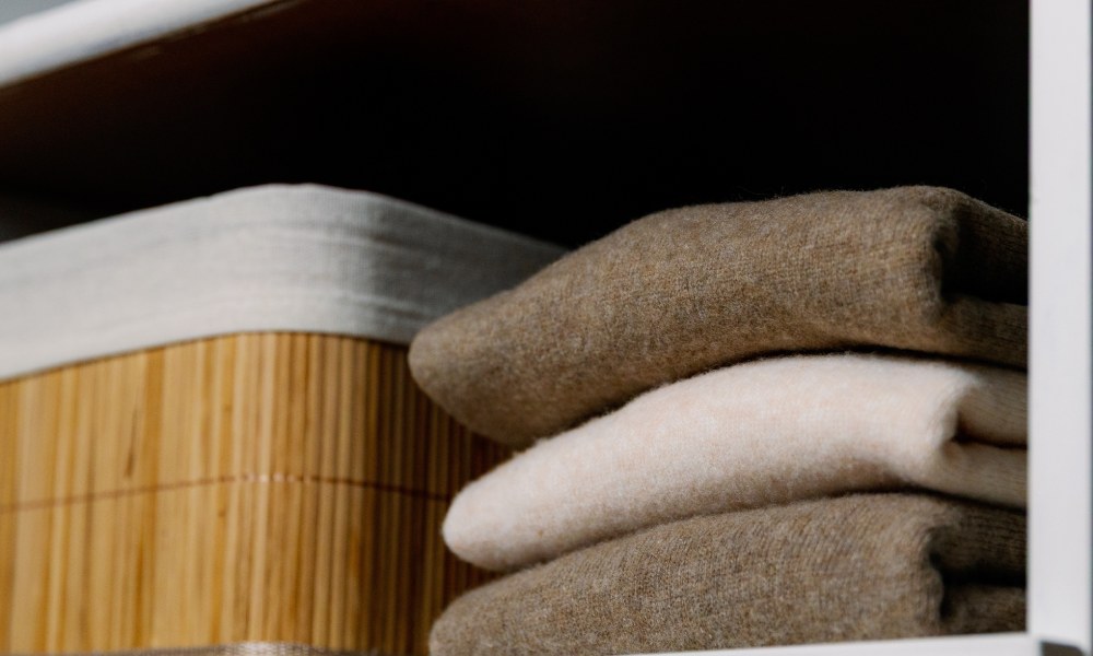 przechowywanie złożonych swetr&oacute;w wełnianych