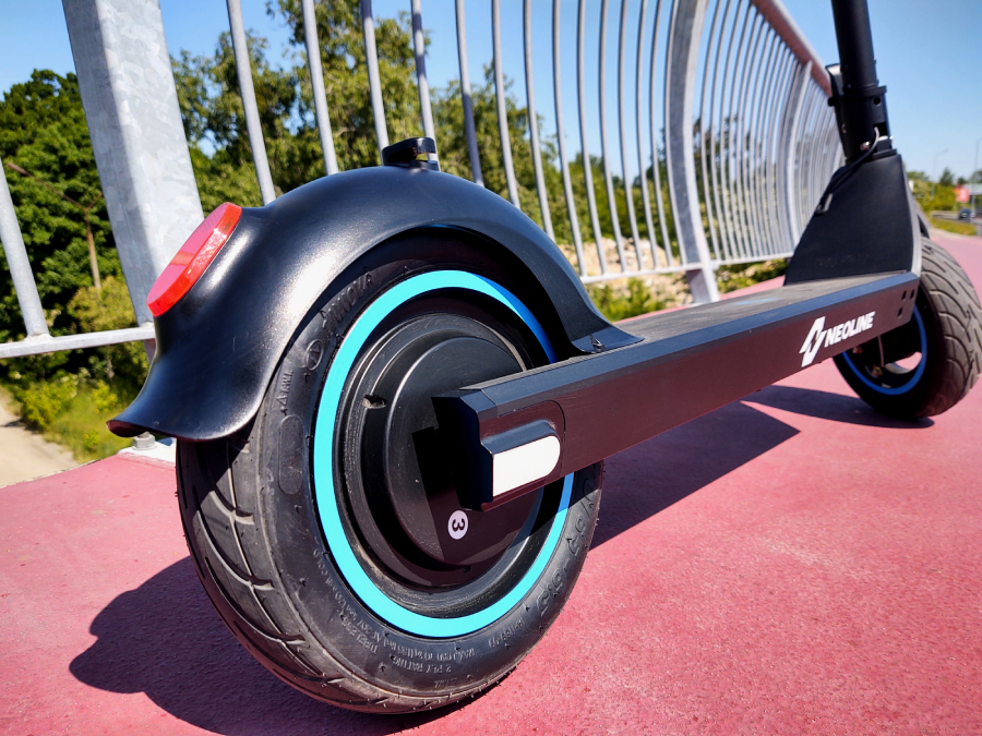 Ukryty jest r&oacute;wnież port do ładowania.