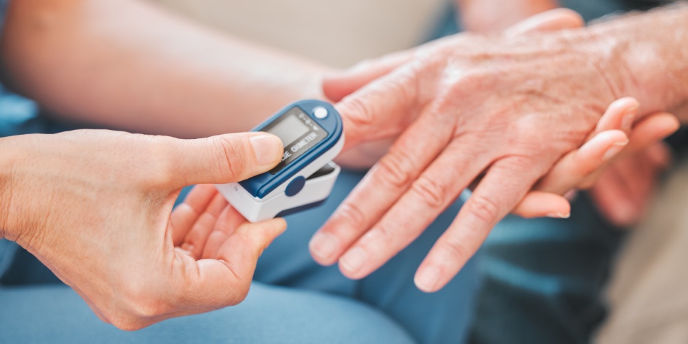 pulsoksymetr na palcu