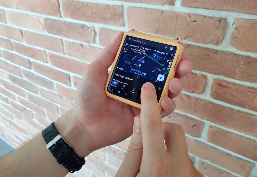 razr 50 ultra ekran zewnetrzny na ktorym wyswietlana jest mapa google