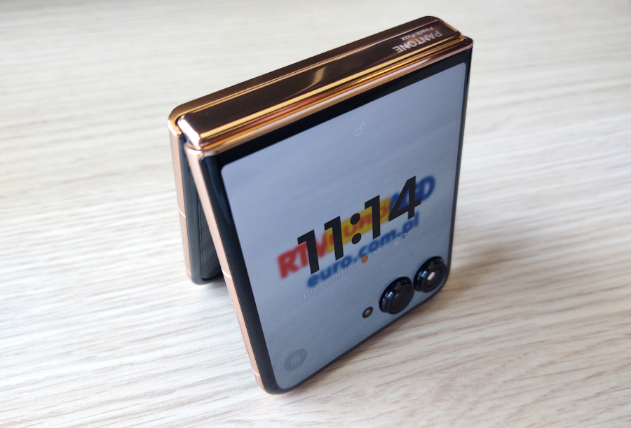 motorola razr 50 ultra w pozycji typu namiot