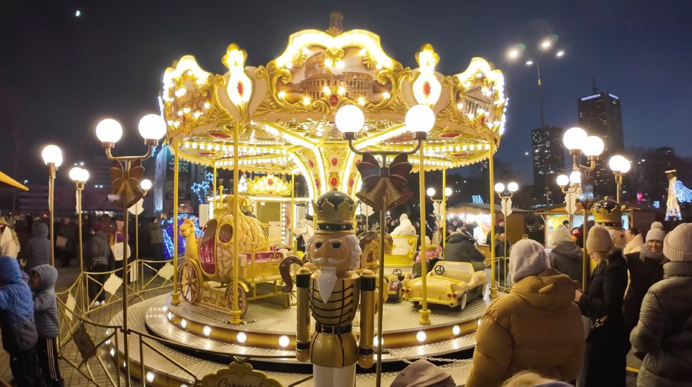 świąteczna karuzela w blasku ciepłych świateł