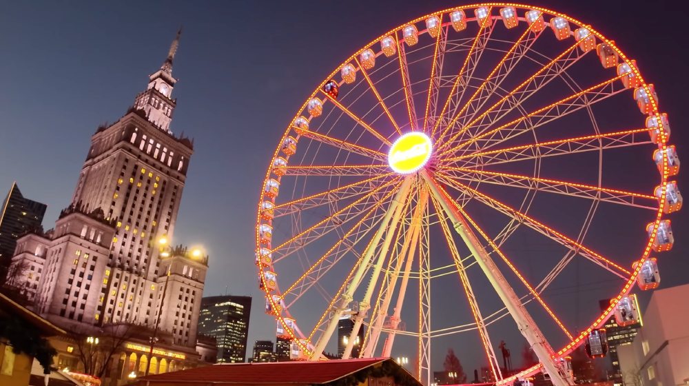 Pałac Kultury i Nauki w Warszawie i diebelski młyn rozświetlony czerwonym światłem LED