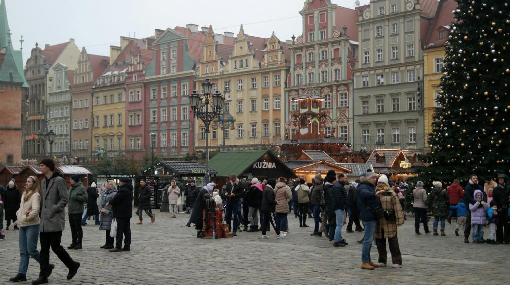 dzienne zdjęcie jarmarku we Wrocławiu w ponurej, szarej, zimowej aurze