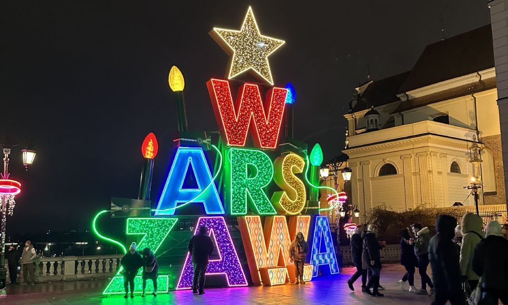 kolorowy, rozświetlony światłem LED napis Warszawa w nocy