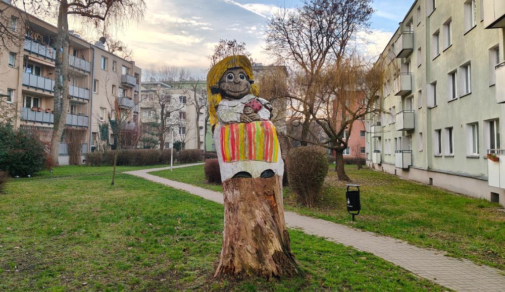 drzewo pomalowane przez dzieci