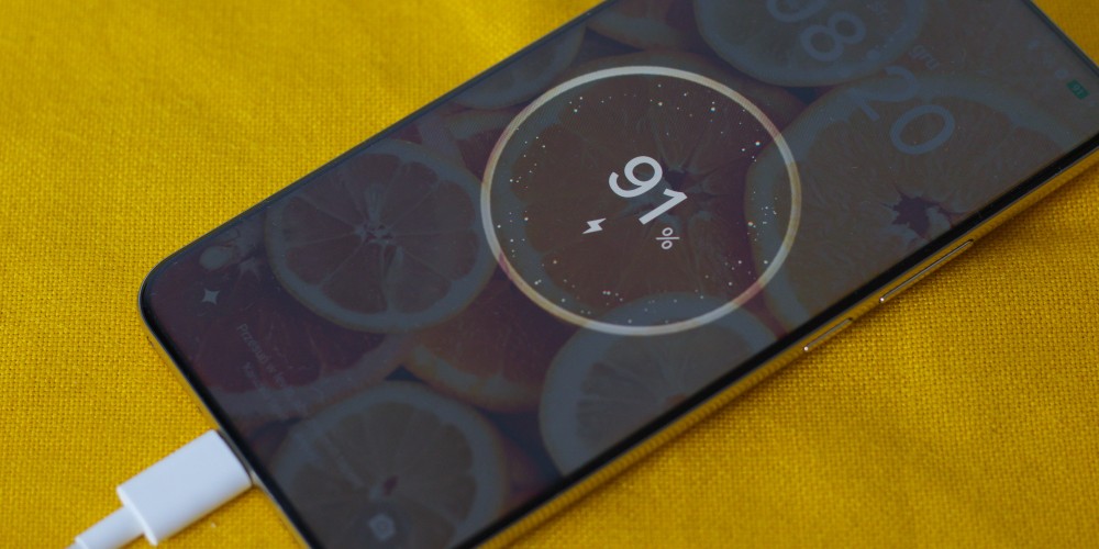 ładowanie telefonu, który ma 91%, na żółtym tle