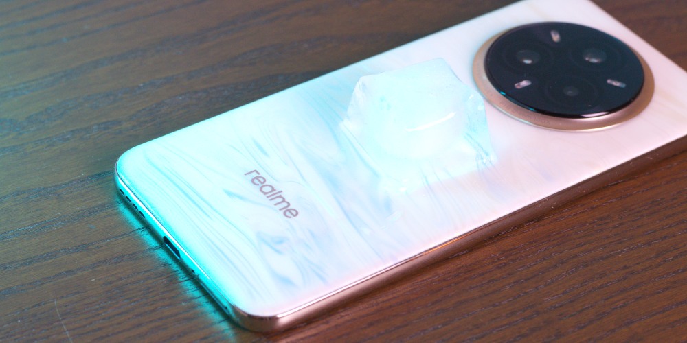 kostka lodu na telefonie, którego biały tył mienia kolor na niebieski