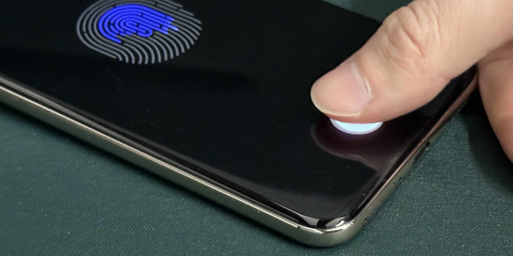 skanowanie linii papilarnych na ekranie telefonu