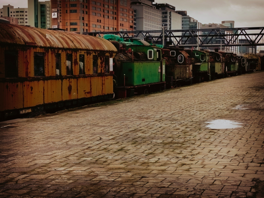 wagony na kolejowej w warszawie foto robione z realme c67