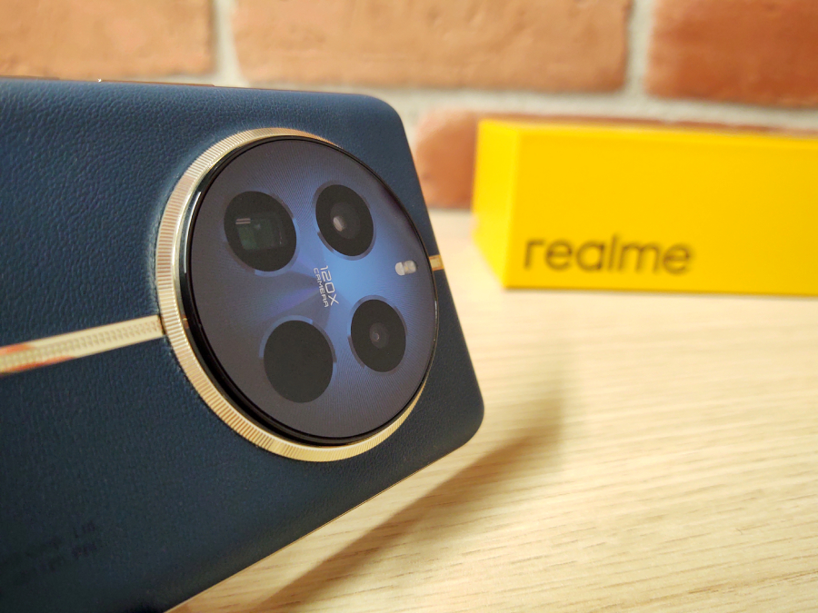 wyspa aparatow w realme 12 pro+ na tle cegieł