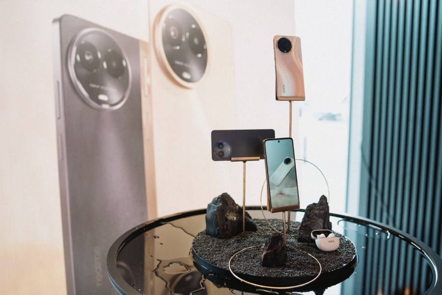 realme 11 5g w kilku kolroach na wystawie