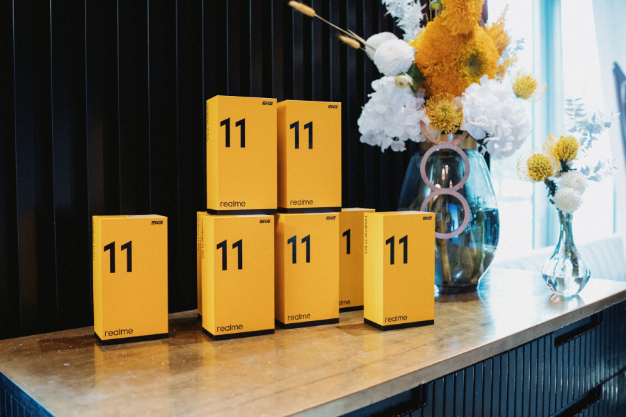 smartfony realme 11 5g w pudełkach na wystawie